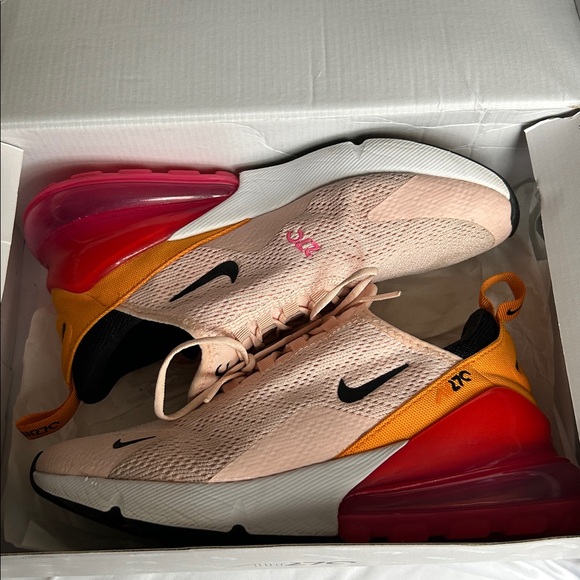 Nike Air Max 270 Women’s in Washed Coral/Black-Laser Fuchsia
Sz 7 - Picture 4 of 5